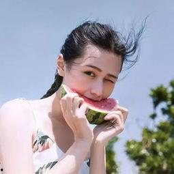 吃瓜可爱头像女孩图片,可爱女孩的吃瓜瞬间