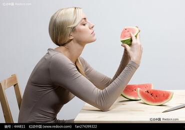国外美女吃瓜,共享夏日吃瓜盛宴