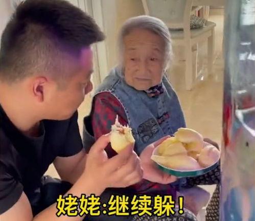 在姥姥面前吃瓜,温馨回忆中的甜蜜时光